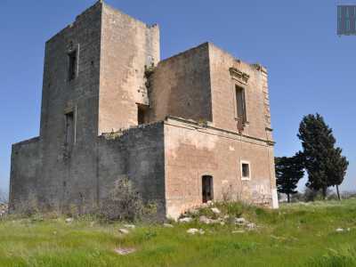 La parte posteriore della magione ricorda invece la torre di un castello, con la sua finestra all�altezza della scala che porta al primo piano e una finestra pi� piccola all�altezza del terrazzo